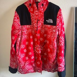 Supreme x The North Face Bandanna Mountain Jacket - Red